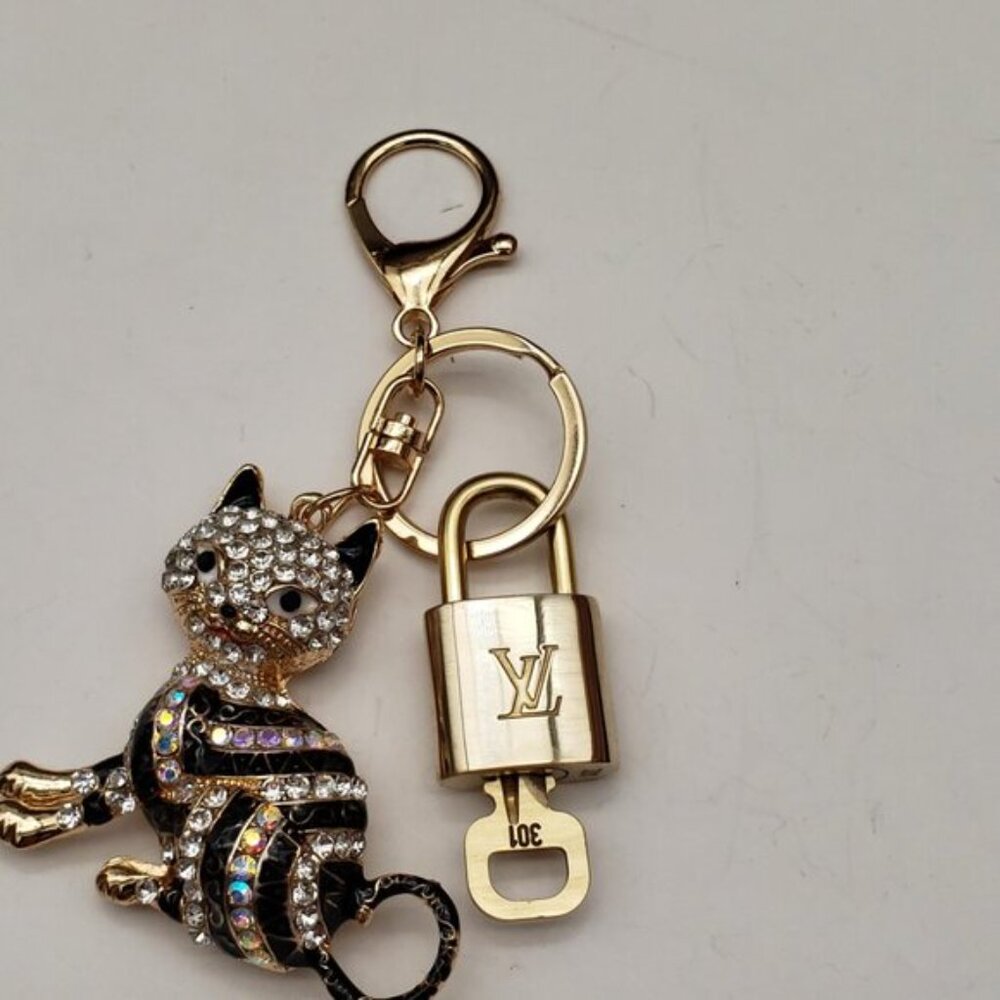 Authentic LV Gold Padlock & Key 🔑 Bag Charm / Unbranded Cat Keychain Combo - Picture 2 of 7